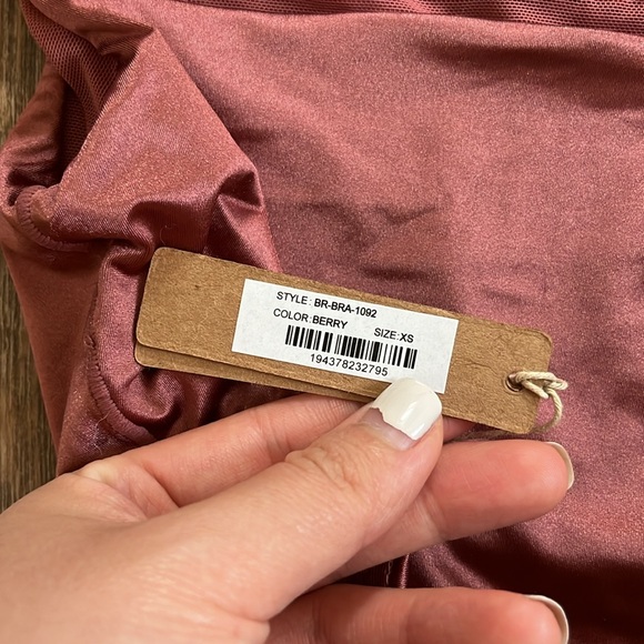 NWT SKIMS STRETCH SATIN SQUARE NECK BRA
BERRY size XS - Picture 6 of 6